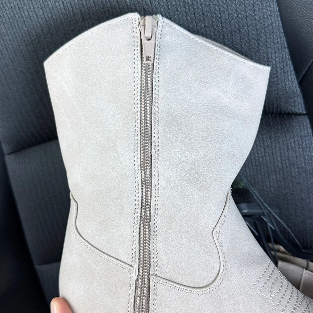 Justice Little Girl & Big Girls Cowgirl Western Boots size 3 in a tan/nude color